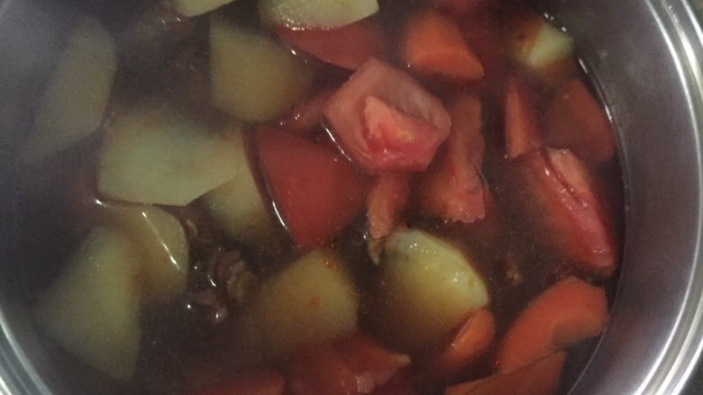 圆土豆+土豆炖牛腩,煮至土豆快烂时加入西红柿煮至土豆胡萝卜西红柿都烂后，加盐调味