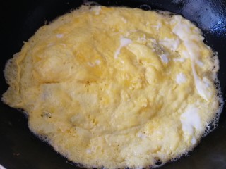 酥黄菜,鸡蛋搅拌均匀倒进锅里煎成薄饼