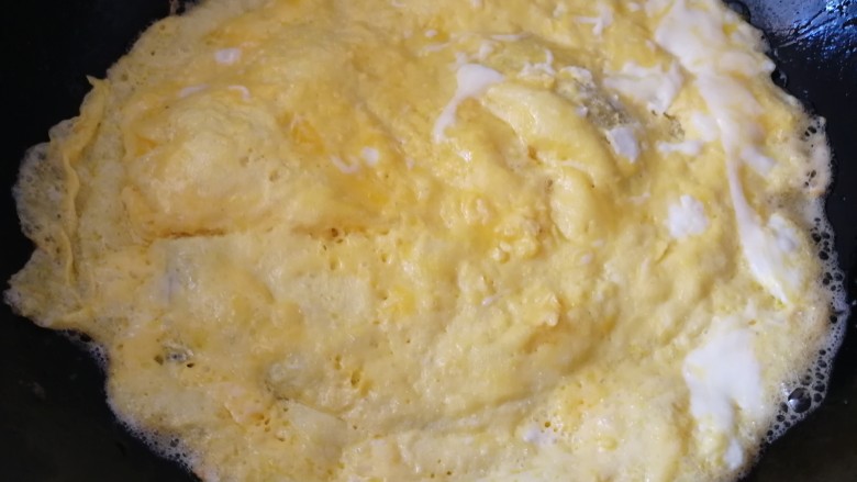 酥黄菜,鸡蛋搅拌均匀倒进锅里煎成薄饼