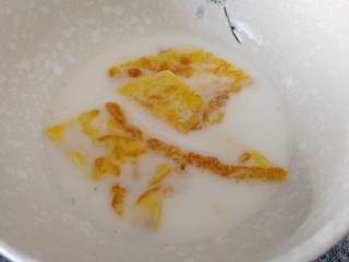 酥黄菜,把粘好蛋清的煎鸡蛋放进淀粉水里包裹均匀。