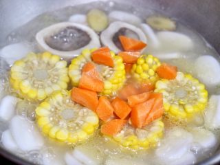 牛髓骨玉米汤,放入胡萝卜至炖熟
