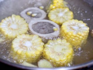牛髓骨玉米汤,放入玉米炖15分钟，中途可以加少许清水