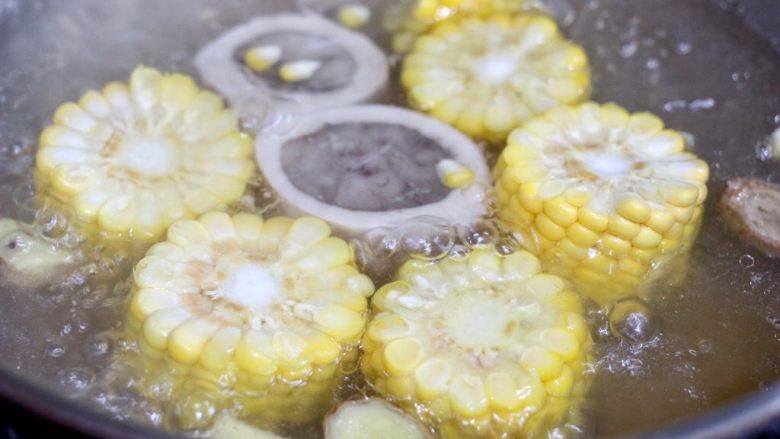 牛髓骨玉米汤,放入玉米炖15分钟，中途可以加少许清水