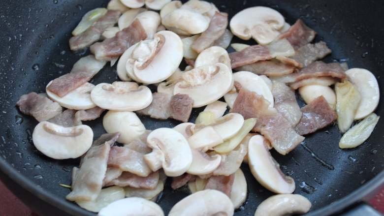 奶油菠菜蘑菇意面,接著放入口蘑翻炒一分鐘左右