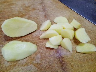 豆角土豆面,土豆去皮切滚刀块，不要太大了，不好熟哈