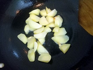 豆角土豆面,土豆快炒至半透明，看图可见土豆边一圈是半透明的，加大扁豆条。
