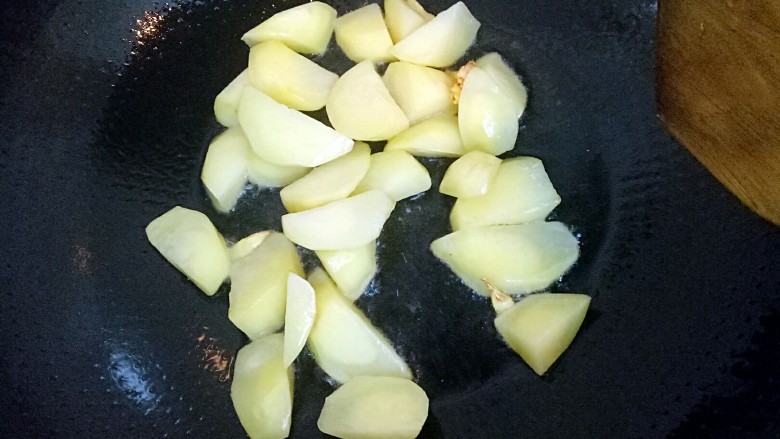 豆角土豆面,土豆快炒至半透明，看图可见土豆边一圈是半透明的，加大扁豆条。