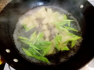 豆角土豆面,倒适量开水，稍微多一点点。盖盖子闷6分钟(闷的时候水会变少)
