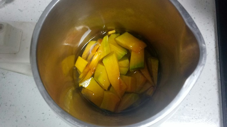 南瓜银耳汤,豆浆机里加入适量水，放入银耳、莲子、南瓜。