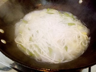 豆角土豆面,煮一分半钟左右，加适量盐  生抽  胡椒粉调味。