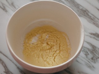 入口即化的原味溶豆,玉米淀粉和配方奶粉混合过筛。
