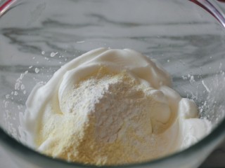 入口即化的原味溶豆,玉米淀粉和配方奶粉倒入蛋白盆中。