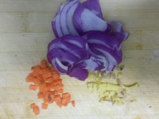 蒜香菠菜,洋葱切丝、胡萝卜切末、姜切末。