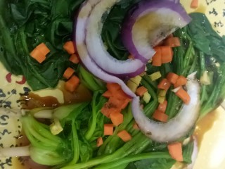 蒜香菠菜,将胡萝卜、姜、洋葱放入盘中，倒入调好的料汁。