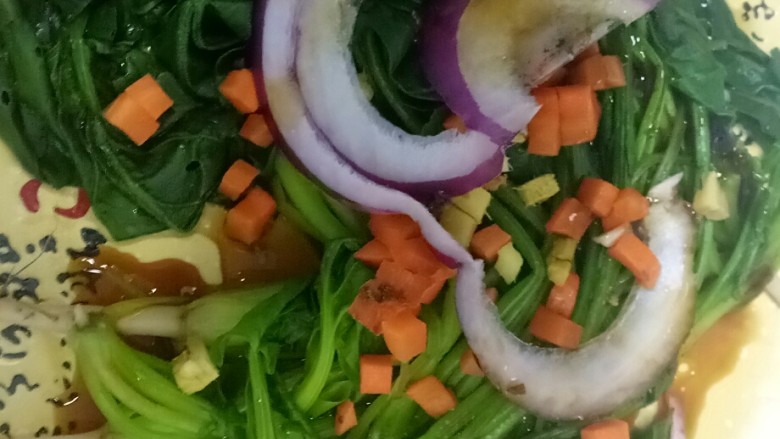 蒜香菠菜,将胡萝卜、姜、洋葱放入盘中，倒入调好的料汁。