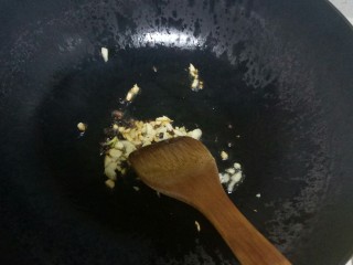 蒜香菠菜,锅中放入适量油，小火炒香花椒、蒜粒。