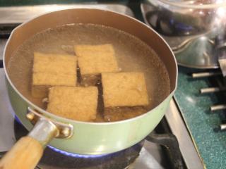 猪肉油豆腐烧,油豆腐放滚水中煮约一分钟，煮掉多余油份。