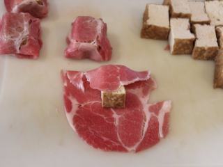 猪肉油豆腐烧,用猪肉片将油豆腐包起。