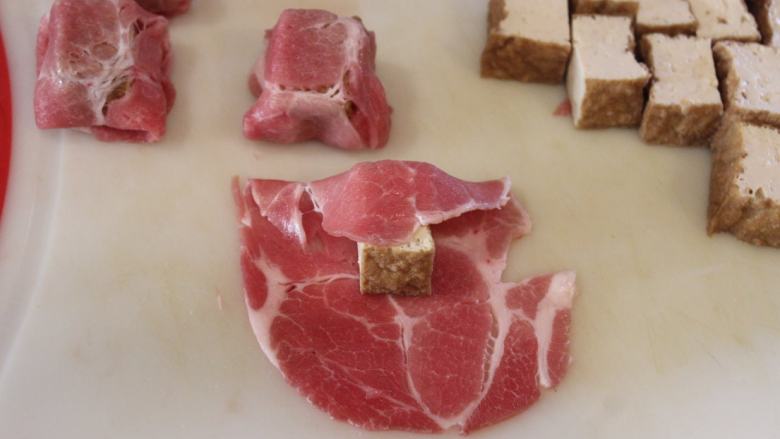 猪肉油豆腐烧,用猪肉片将油豆腐包起。