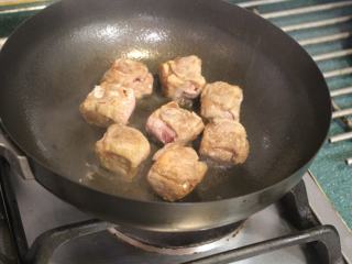 猪肉油豆腐烧,炒锅放油加热，将猪肉卷每面煎至微焦，取出备用。