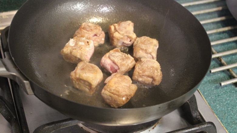 猪肉油豆腐烧,炒锅放油加热，将猪肉卷每面煎至微焦，取出备用。