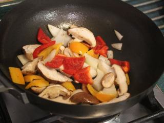 猪肉油豆腐烧,同一锅将切片的洋葱、甜椒、生香菇炒至半熟，取出备用。