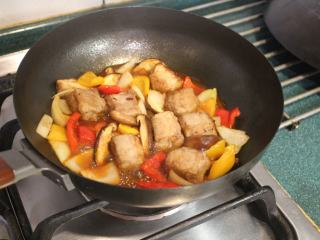猪肉油豆腐烧,放入煎过的肉卷和蔬菜，稍稍煮一下让酱汁入味。