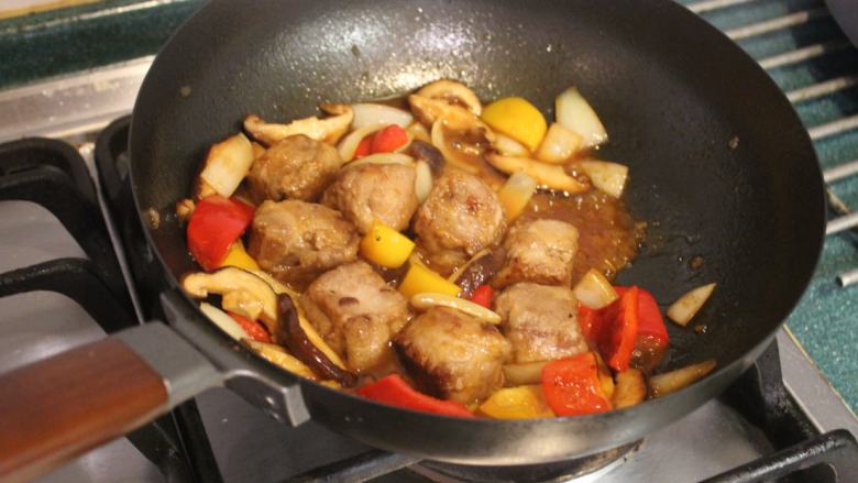 猪肉油豆腐烧,煮到有点收汁，酱汁变稠。因为煎肉有沾太白粉，所以酱汁不勾芡也会变的黏稠。