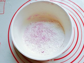 花式豆沙包,称好面粉，加入紫薯粉和白糖；