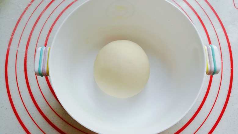 花式豆沙包,白色面团也按上面方法揉好，也盖上保鲜膜发酵；