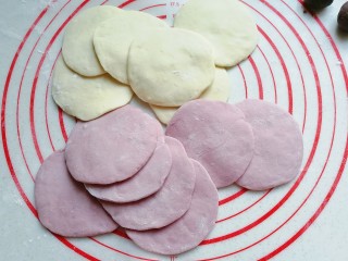 花式豆沙包,然后将双色小面团分别擀成中间厚四周薄的圆面片；