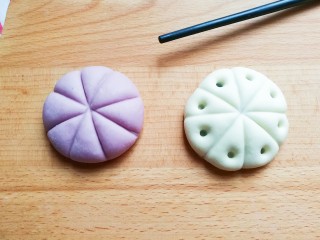花式豆沙包,接着用筷子在四周压出小圆孔；
