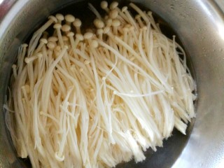 金针菇拌黄瓜丝,锅烧开水，放金针菇焯两分钟，捞出
