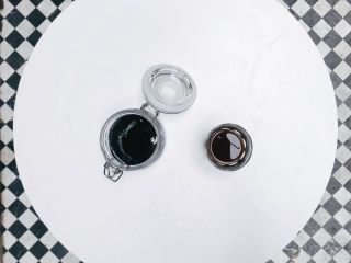 红糖姜茶,盛入可密封的玻璃瓶中，想喝的时候摇两勺冲泡即可。