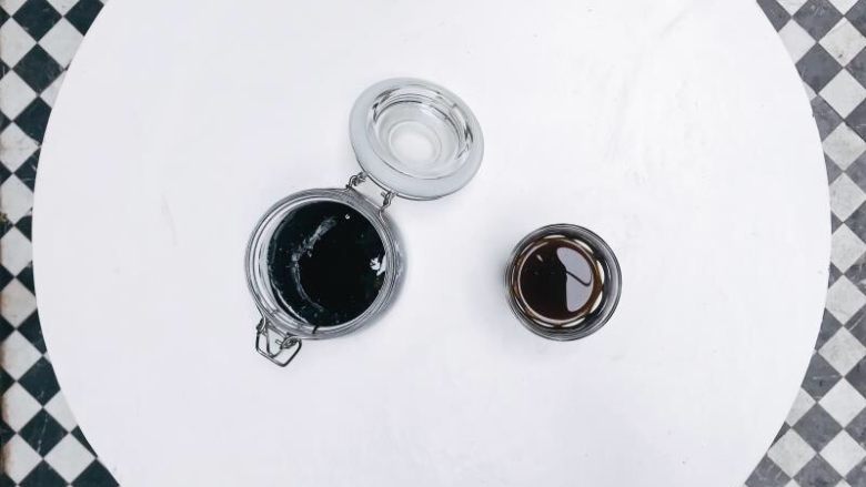 红糖姜茶,盛入可密封的玻璃瓶中，想喝的时候摇两勺冲泡即可。