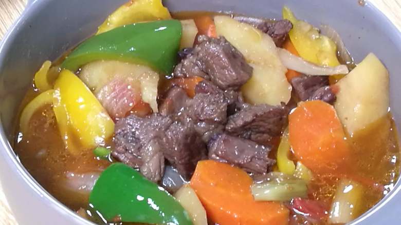 快手午餐一道菜 土豆胡萝卜牛肉煲,起锅。
