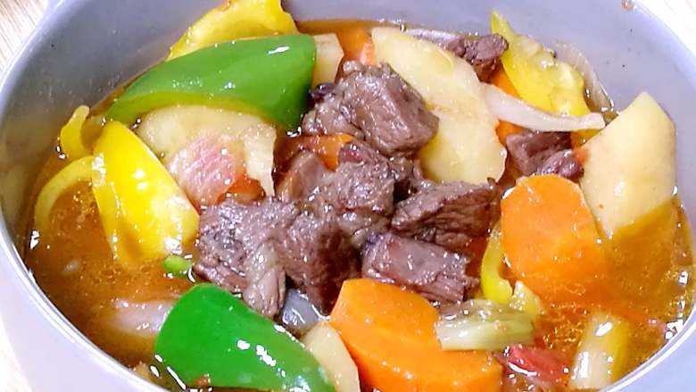 快手午餐一道菜 土豆胡萝卜牛肉煲,五色食材提供丰富营养，是不是看上去很有食欲？色香味俱全的一道菜哦。