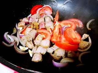 快手午餐一道菜 土豆胡萝卜牛肉煲,加入牛肉翻炒，加入番茄、翻炒