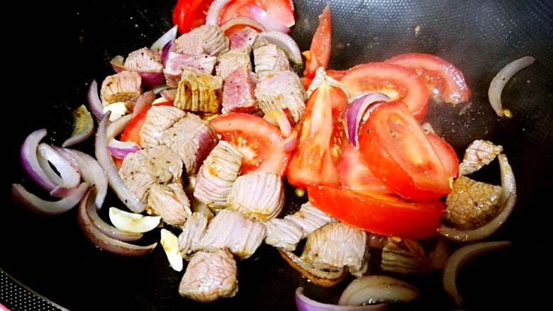 快手午餐一道菜 土豆胡萝卜牛肉煲,加入牛肉翻炒，加入番茄、翻炒