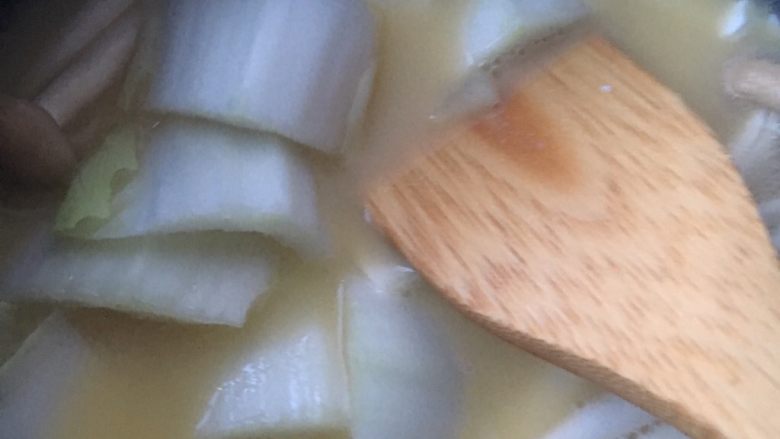 #圆土豆#土豆浓汤粉丝煲,白菜的根茎部