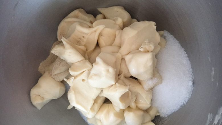 百分百中种北海道醇奶吐司,中种面团剪碎加入主面团材料一起揉面