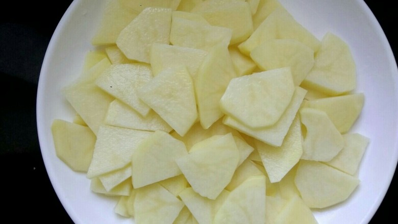 圆土豆+干锅土豆片,用清水洗去淀粉