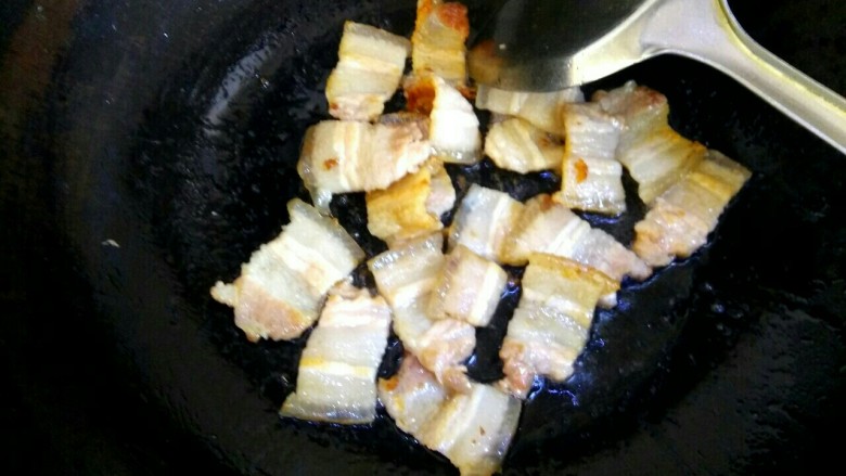 圆土豆+干锅土豆片,把肉片里的油耗出，肉片八成熟，盛出待用