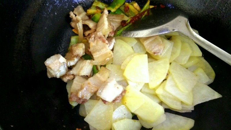 圆土豆+干锅土豆片,放入土豆肉片肉片