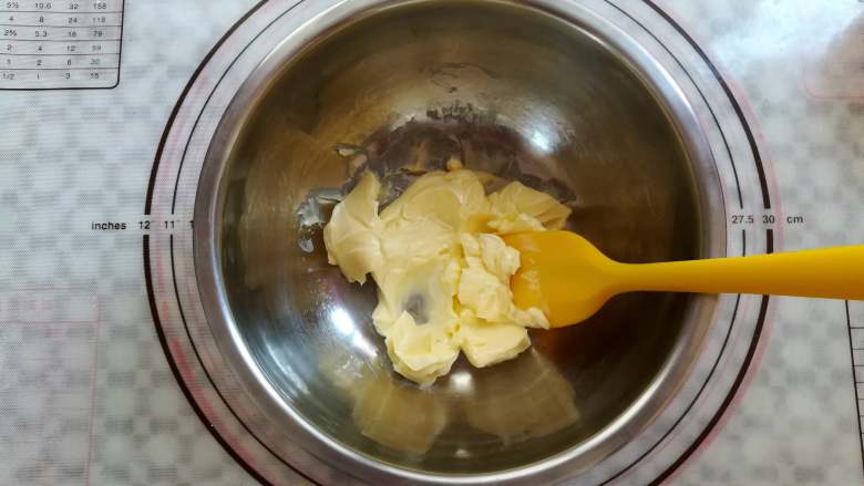 蔓越莓曲奇,找一个干净的盆子放入软化好的黄油