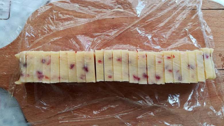 蔓越莓曲奇,冷冻好的曲奇面团切成0.7cm厚的饼干片