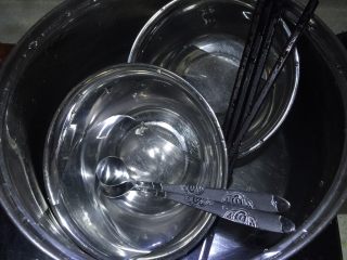 自酿甜酒（酸奶机版）,先把要用的所有器皿放锅里开水煮几分钟消毒，至少要有两个碗、一个小盆、一把勺子、筷子，消完毒捞出控干水份，不要用抹布或纸去擦以免粘上杂菌，控干水就行，不需完全晾干，中途不让它沾上生水就行，酸奶机内盆也用开水烫一下
