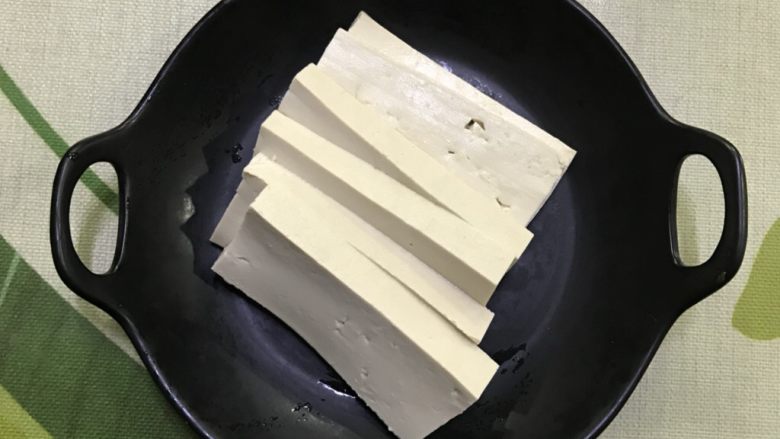 花样豆腐,将豆腐切成大小一致的长条块