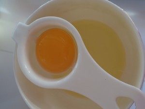 零失败八寸戚风蛋糕,分离蛋清和蛋黄，一个一个的分离，防止一个坏蛋影响一盆好蛋哈