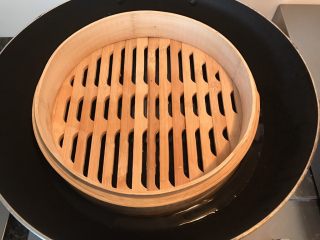 自制肠粉,因为是家庭自制肠粉没有专门的蒸箱，所以找了个大锅放上蒸笼